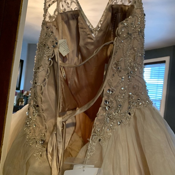 Quinceanera dress, some jewels are missing, Champagne colored - Picture 3 of 8